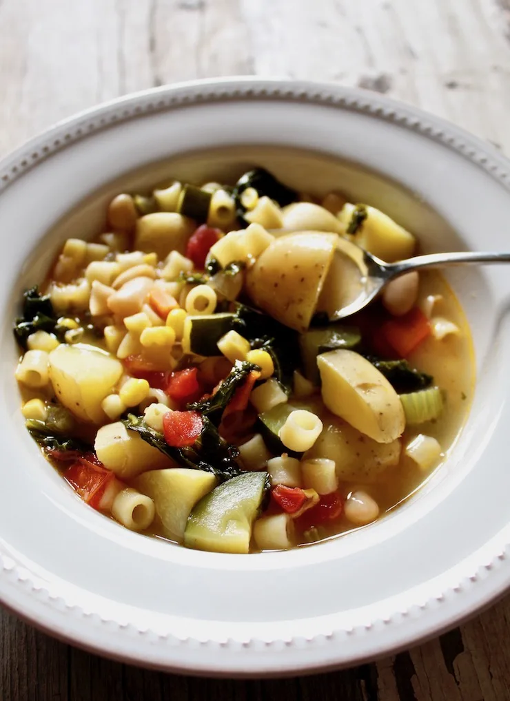 Summer Minestrone Soup Recipe - the hungry bluebird