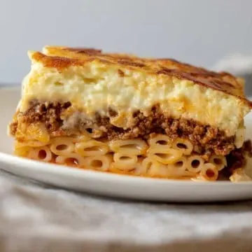Sideview of slice of pastitsio.
