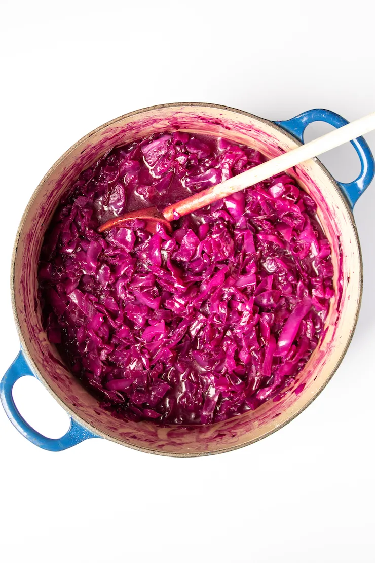 Finished red cabbage in pot.