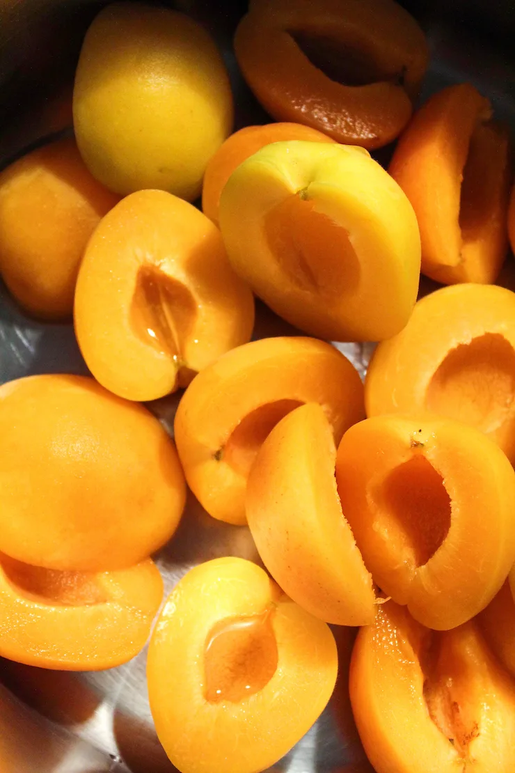 Halved apricots prepared for boiling.