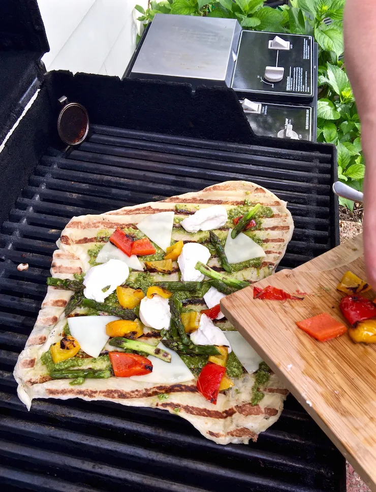 Grilled Pesto and Veggie Pizza