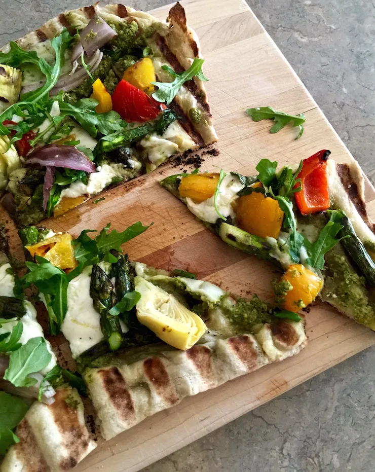 Grilled Pesto and Veggie Pizza