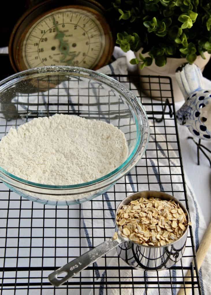 Old-Fashioned Oatmeal Cookies, flour and oats ingredient photo