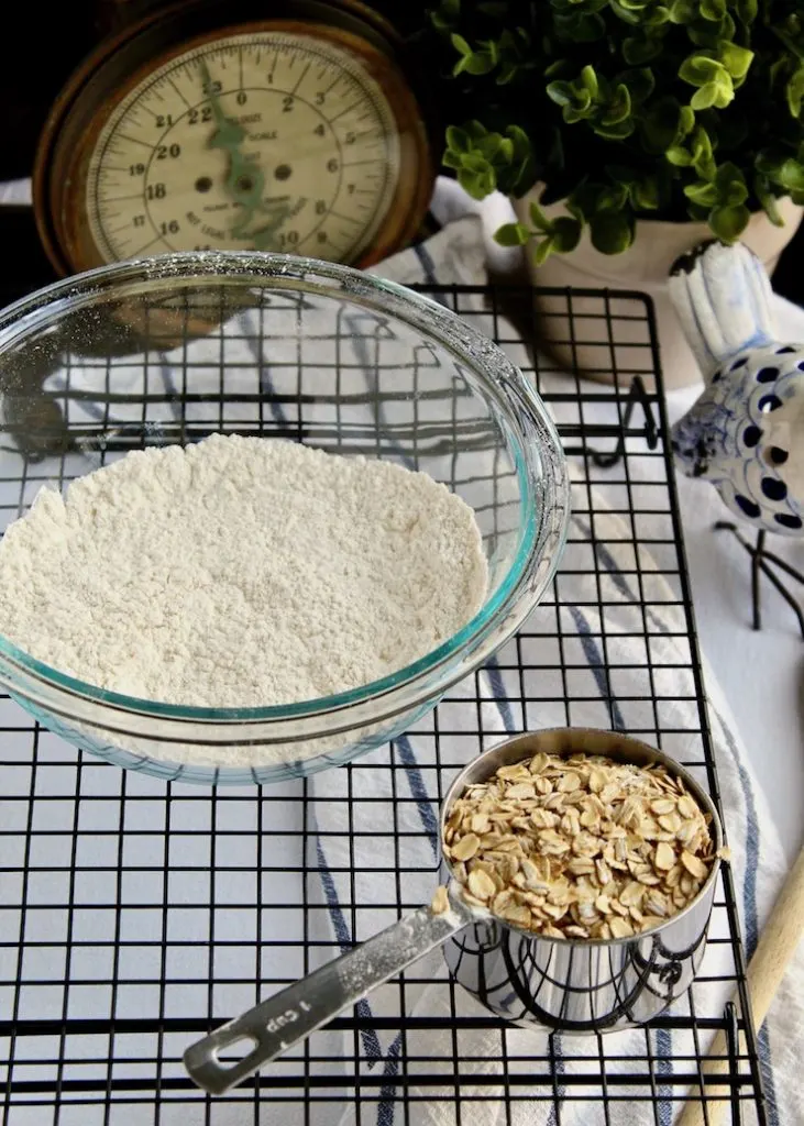 Old-Fashioned Oatmeal Cookies, flour and oats ingredient photo