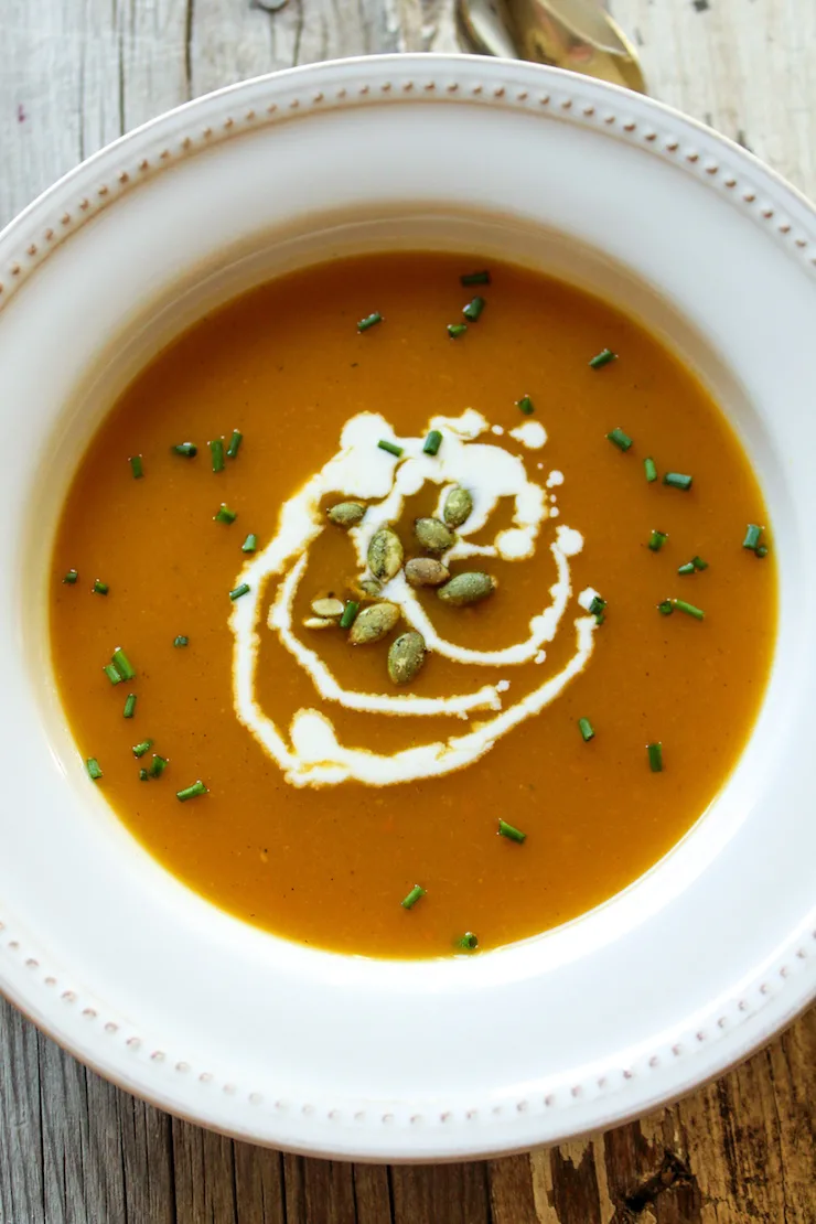 Squash purée garnished in serving bowl.