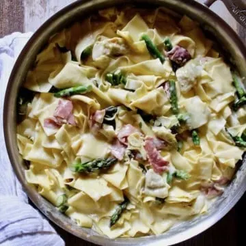 Pasta with Lemon, Asparagus, Artichokes and Prosciutto in large skillet