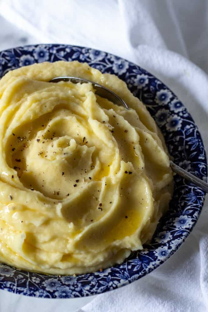 Garlic Buttermilk Mashed Potatoes - The Hungry Bluebird