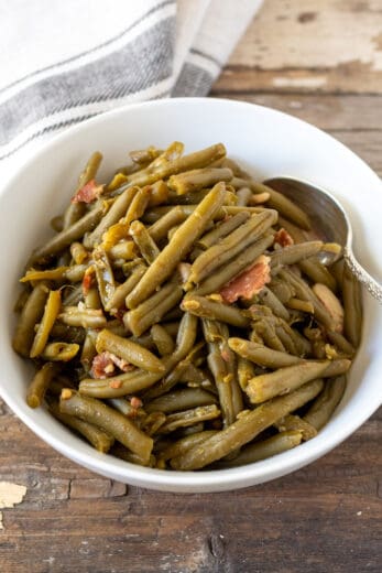 Southern Style Seasoned Green Beans with Bacon - The Hungry Bluebird