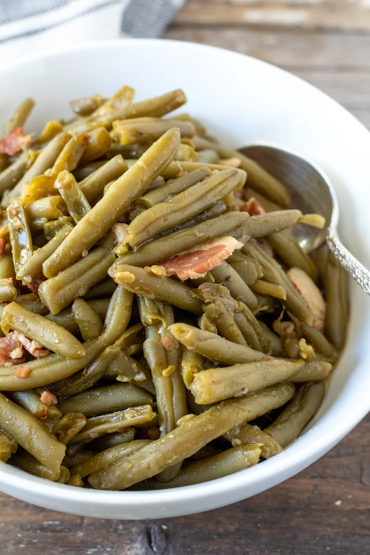 Finished green beans in serving bowl.