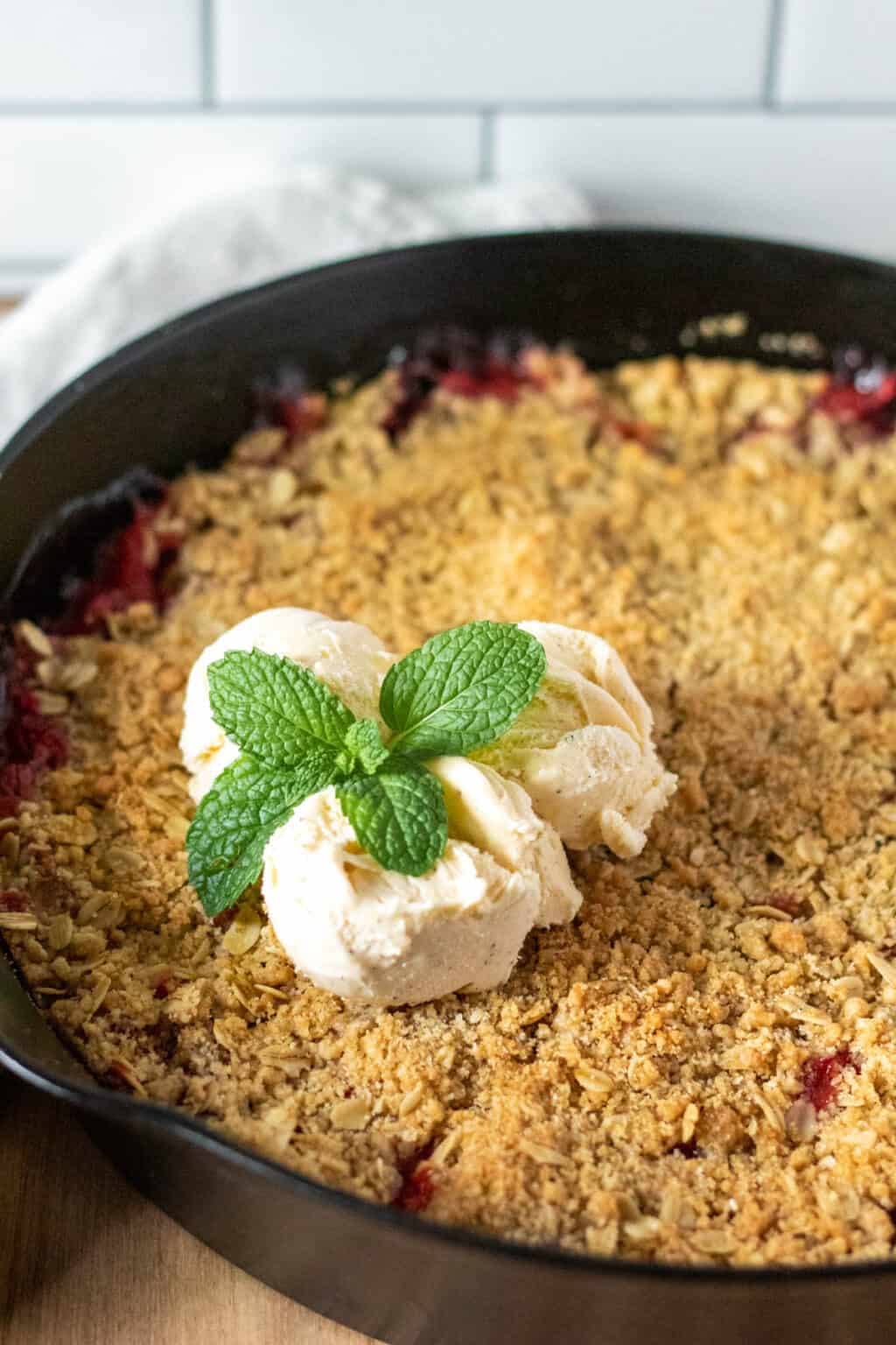 OldFashioned Strawberry Rhubarb Crisp The Hungry Bluebird