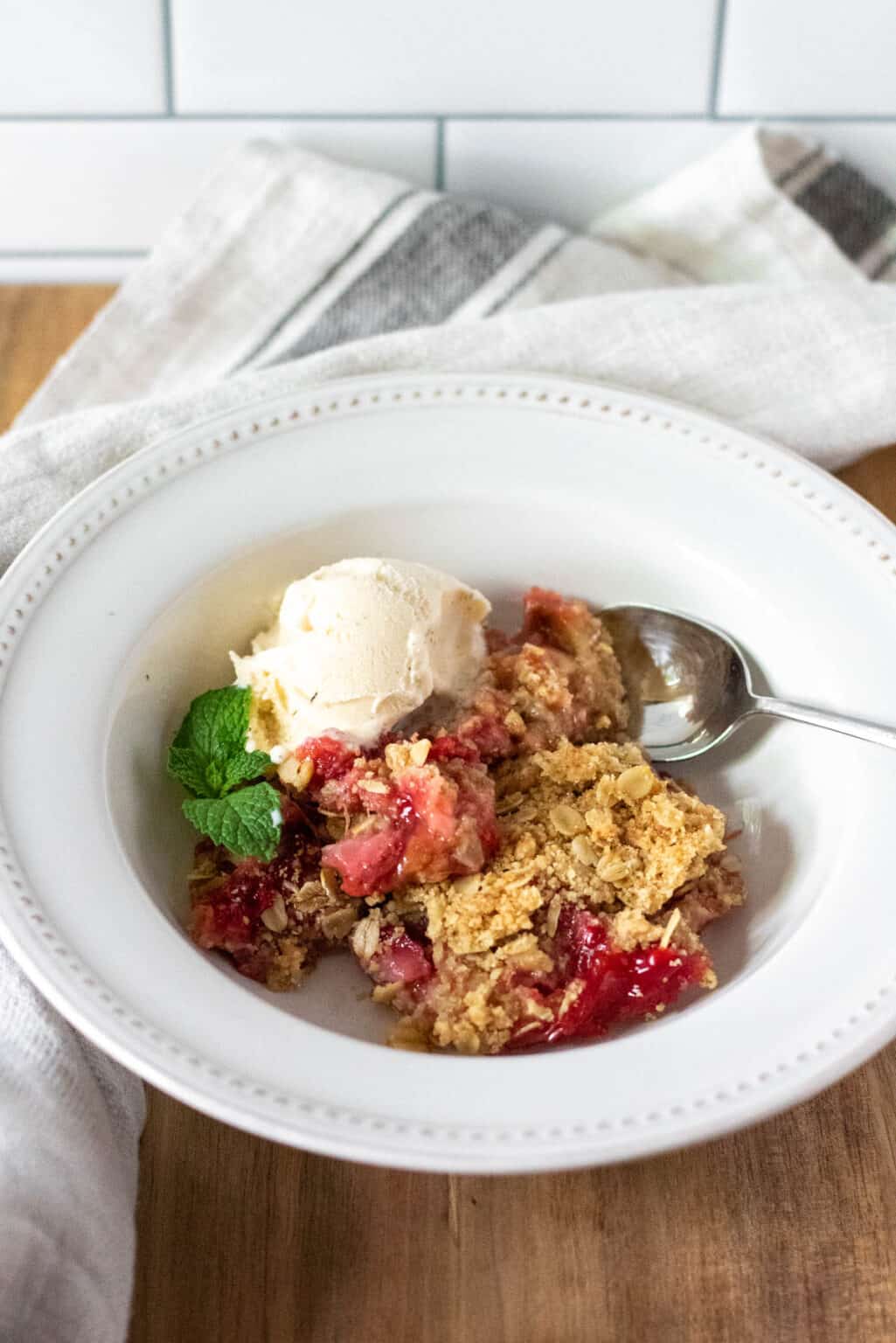 Old Fashioned Strawberry Rhubarb Crisp The Hungry Bluebird old-fashioned-strawberry-rhubarb-crisp-the-hungry-bluebird